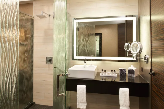 Suite, King Bed, City View, Sofa, Metropolitan At the 9 Autograph Collection 4/4
