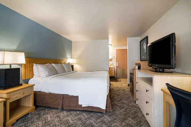 Room, King Bed, Best Western Golden Spike Inn & Suites 1/3