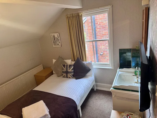 Compact Double Room، OYO Cornerstone Manor Hotel 6/10