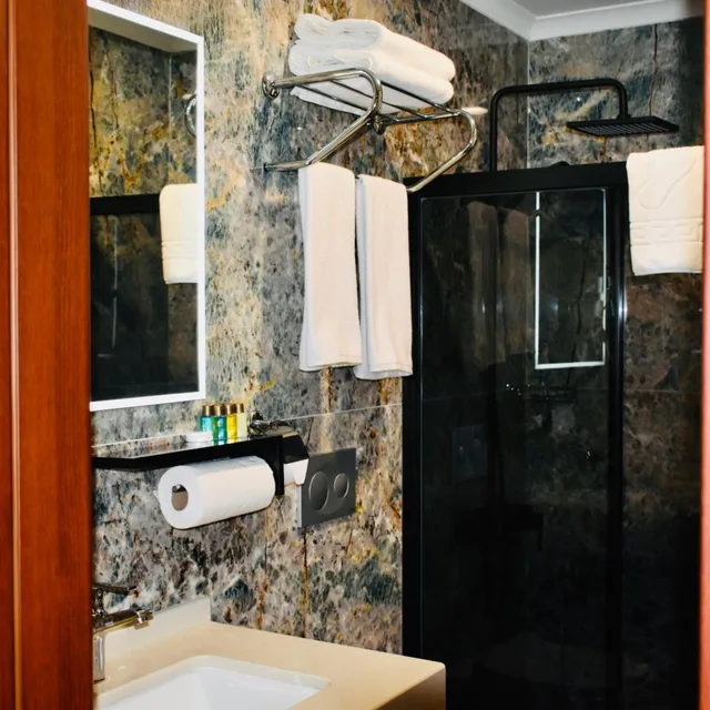 غرفة ديلوكس بسرير كينج بإطلالة على المدينة، Istanbul Midpoint Hotel 8/8