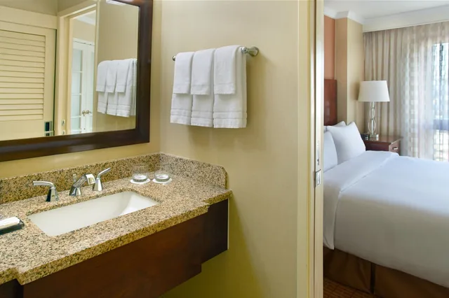 جناح بسرير كينج بغرفة نوم واحدة مع أريكة، Atlanta Marriott Suites Midtown 2/3
