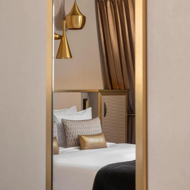 غرفة بسرير كينج وسرير كوين، Niepce Paris Curio Collection By Hilton 3/4