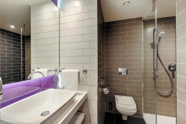 غرفة قياسية ثلاثية بسرير مزدوج وسرير فردي، Premier Inn Frankfurt Westend Hotel 3/5