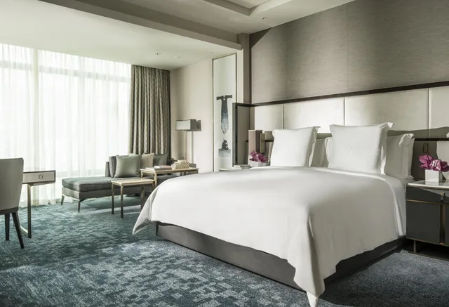 Room, King Bed, Garden and Pool View، Four Seasons Hotel Kuala Lumpur 1/4