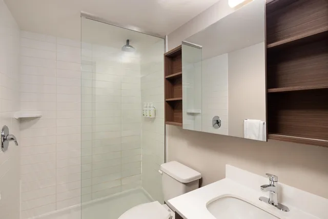 غرفة بسرير كينج وسرير كوين، Microtel Inn And Suites By Wyndham Kirkland Lake 8/8