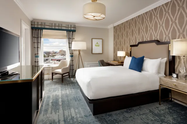 Fairmont, King Bed, City View، Fairmont Empress Hotel 2/9