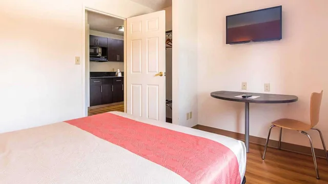 1 Queen Bed - Mobil Access Tub Nsmk Kitchen، Motel6 Jonesboro, GA 7/10
