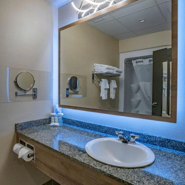 Suite, King Bed, Murphy Bed, Queen Bed، Quality Suites Drummondville 7/9