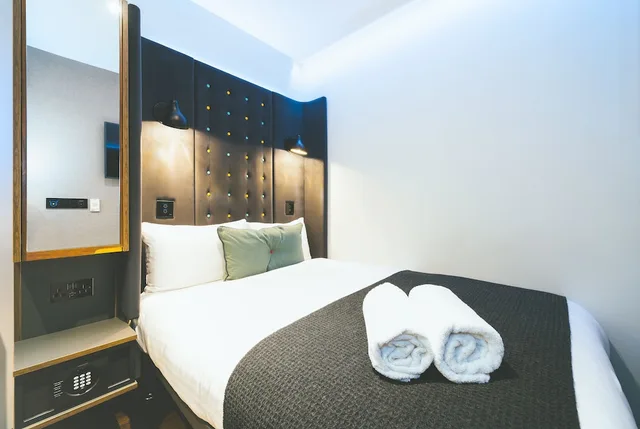 Cozy, Double Bed, No Window، Point A Hotel Paddington 4/9
