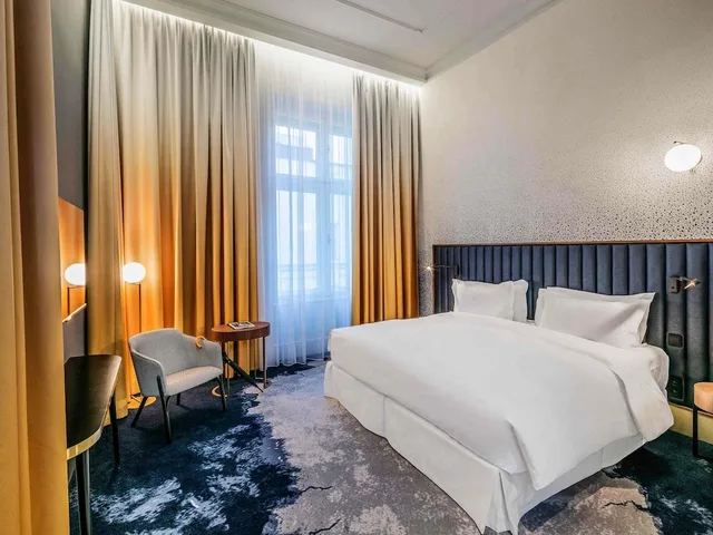 غرفة تنفيذية بسرير كينج مع أريكة، Hotel Century Old Town Prague Mgallery By Sofitel 1/5