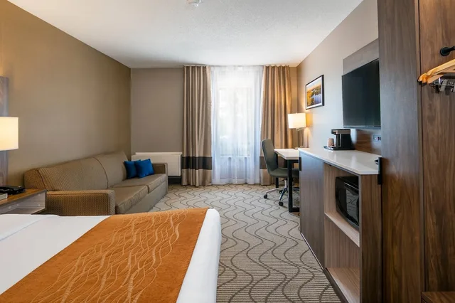 غرفة قياسية بسرير كوين مع أريكة، Comfort Inn North Bay 5/7