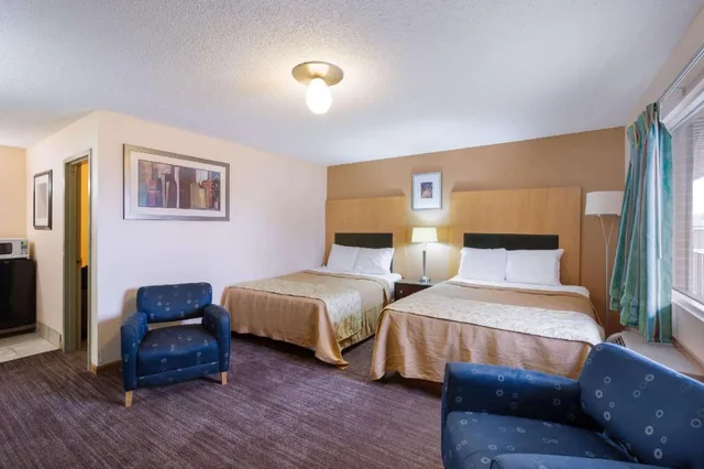 Upgrade, 3 Queen Beds، Rodeway Inn Sergeant Bluff Sioux City 1/7