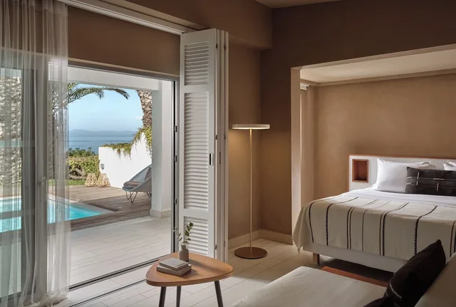 بنغل بسرير مزدوج بإطلالة على البحر بمسبح خاص، Eagles Palace - Small Luxury Hotels of the World 2/6