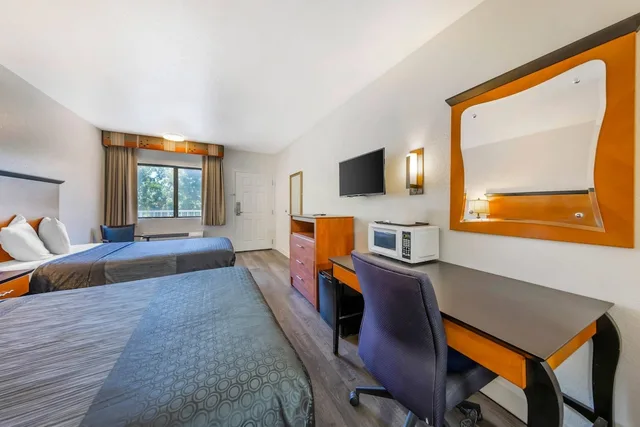 غرفة قياسية بسريرين مزدوجين، Rodeway Inn At Nevada State Capitol 2/6