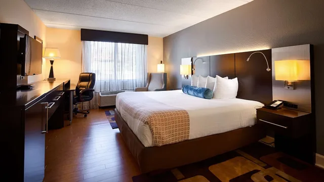غرفة قياسية بسرير كينج لذوي الإعاقة، Best Western Plus Roswell/Alpharetta 1/3