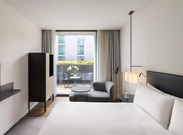 غرفة ديلوكس بسرير كينج بشرفة، Hilton Lake Como 1/8
