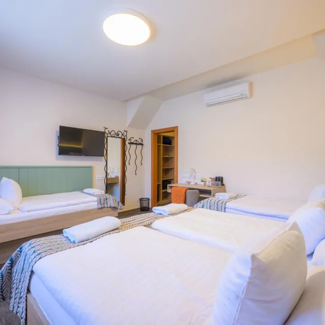 غرفة رباعية، Hotel Roudna 4/10