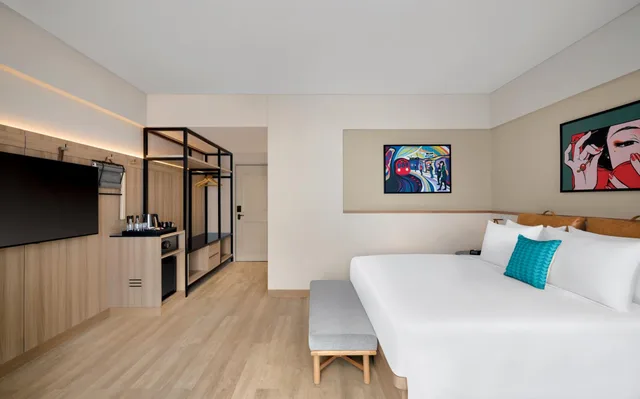 Director, Studio, King Bed, Skyline View, Sofa, Next to Elevator، Moxy Mumbai Andheri West 2/4