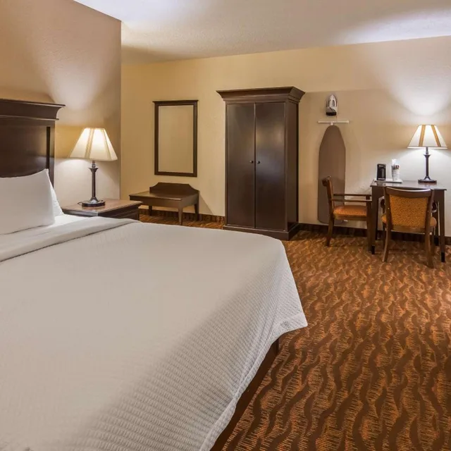 غرفة بسرير كينج بجاكوزي، Best Western Music Capital Inn 1/5