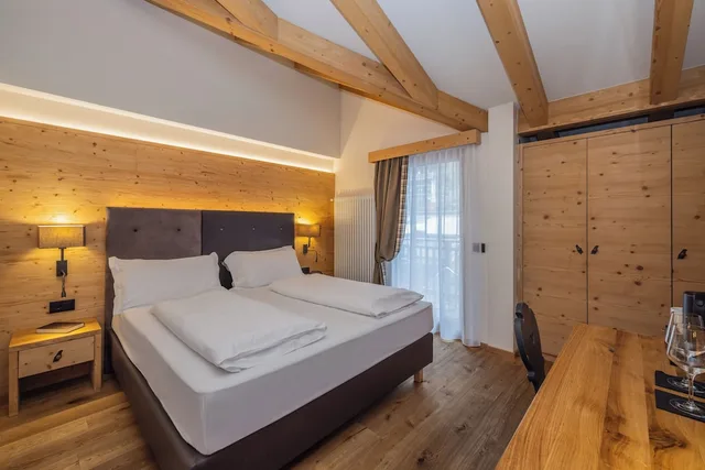 Forest, 1 King and 1 Single Beds, Back Side، Hotel Palace Ravelli 1/2