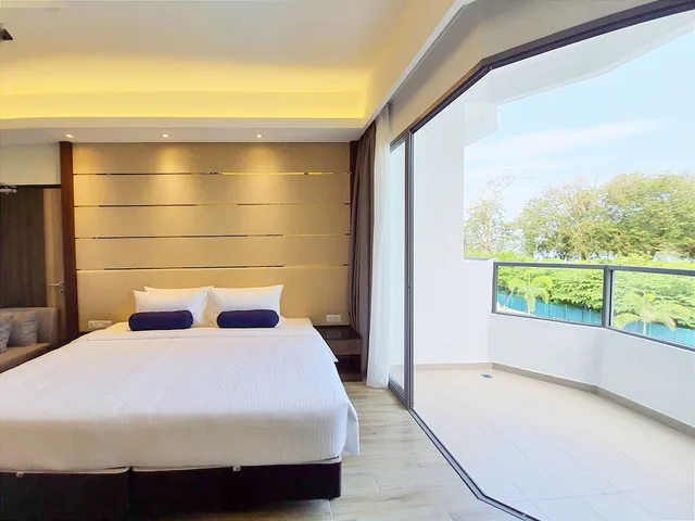 غرفة ديلوكس بسرير كينج بإطلالة على المدينة، Pacific Regency Beach Resort Port Dickson 4/6