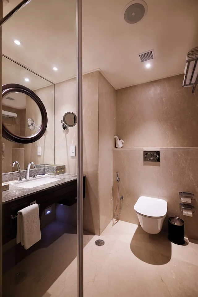 غرفة بريميوم بسرير كينج، TAJ DECCAN 7/10