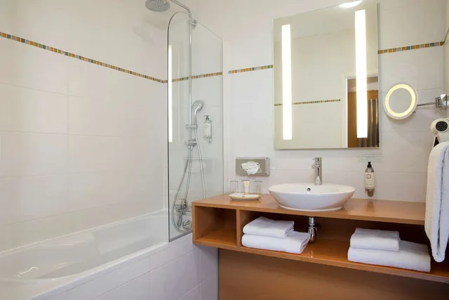 Family, 1 Queen and 1 Single Bed, Best Western Plus Hotel De La Regate 2/3