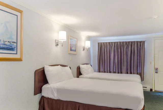 غرفة بسريرين مزدوجين، Americas Best Value Inn Suites Hyannis Cape Cod 3/6