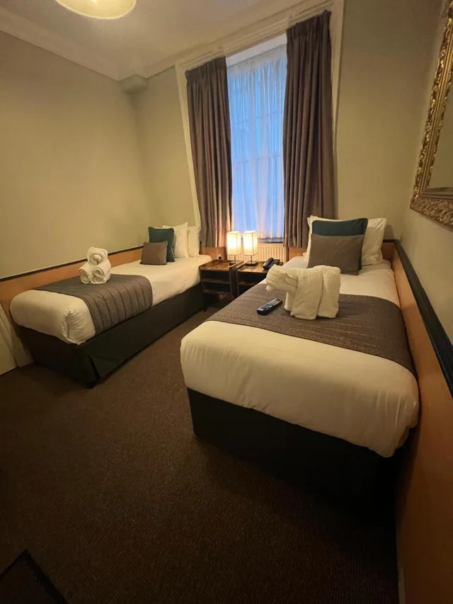 غرفة قياسية بسريرين منفصلين، Tudor Court Hotel 1/9