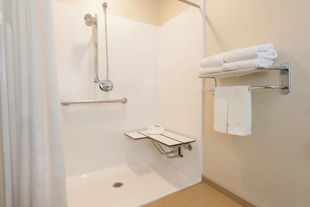 غرفة قياسية بسرير كينج مع أريكة، Holiday Inn Express Hotel Suites Grand Rapids North 8/8