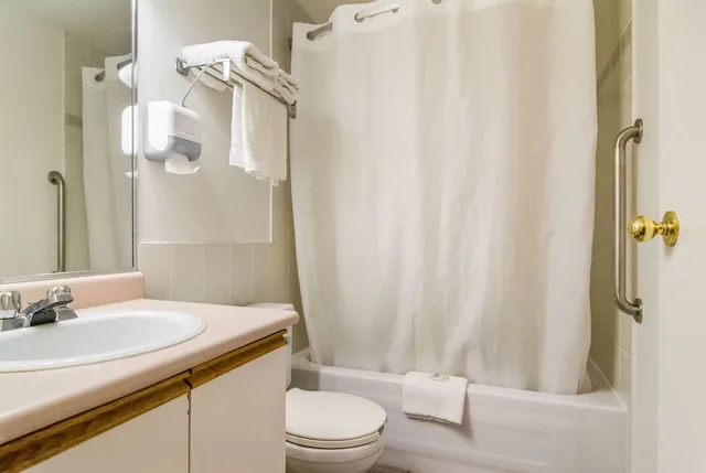جناح ديلوكس بسرير كينج وسريرين مزدوجين بجاكوزي، Motel6 Surrey BC 6/6