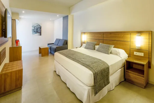 جناح عائلي سوبيريور بسريرين مزدوجين بغرفتي نوم، RIU Emerald Bay All Inclusive 1/4