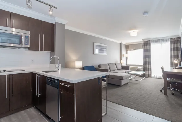 جناح غراند بسرير كينج مع أريكة بجاكوزي بمطبخ، Sandman Hotel Edmonton West 4/6