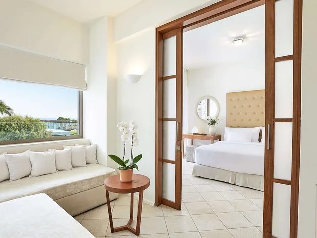 غرفة فاخرة عائلية بسرير كينج بإطلالة على البحر مع أريكة، Amirandes, A Resort to Live 3/4