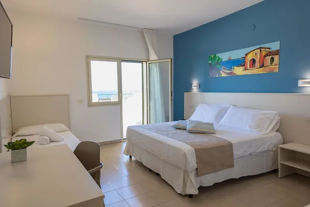 غرفة كومفورت ثلاثية بسرير مزدوج وسرير فردي بإطلالة على البحر، CDSHotels Terrasini 3/10