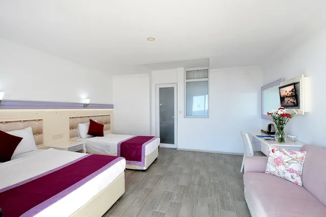 جناح عائلي بسرير مزدوج وسريرين منفصلين، Ramira Beach Hotel 1/5
