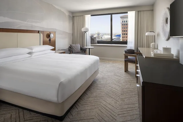 غرفة كلوب بسرير كينج بإطلالة على المدينة، Marriott Long Beach Downtown 1/2