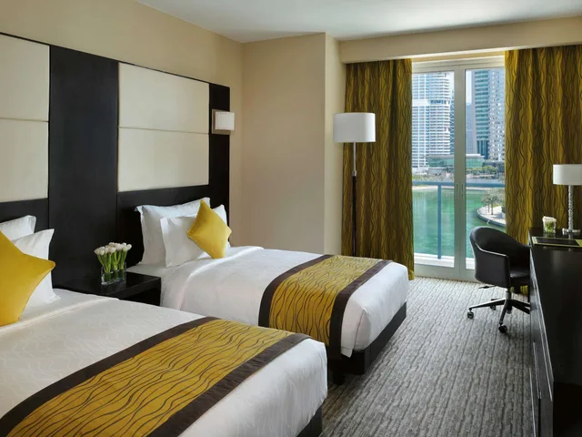 غرفة سوبيريور بسريرين منفصلين بإطلالة على البحيرة، Movenpick Jumeirah Lakes Towers 1/6
