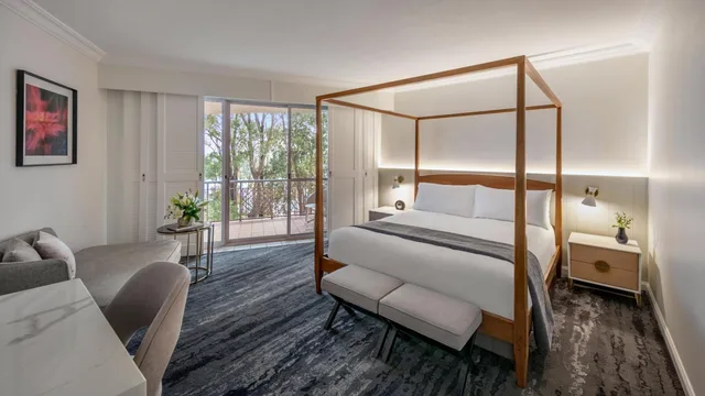 Suite, King Bed, Garden View, Intercontinental Sanctuary Cove 2/4