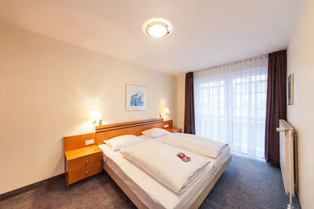 غرفة ثلاثية بسرير مزدوج مع أريكة بمطبخ صغير، acora Leipzig Living the City 3/9