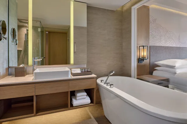 غرفة كبيرة بسريرين مزدوجين بإطلالة على المسبح بشرفة، Phuket Marriott Resort & Spa, Merlin Beach 13/13