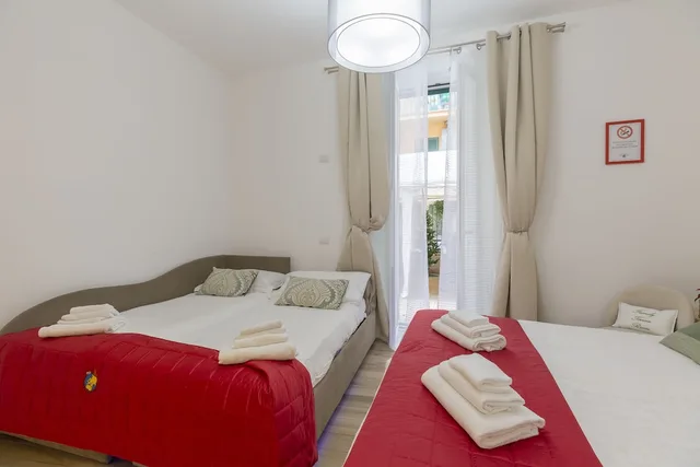 غرفة كلاسيكية رباعية بسريرين منفصلين بشرفة مع أريكة، Flatinrome Deluxe Rooms 4/10