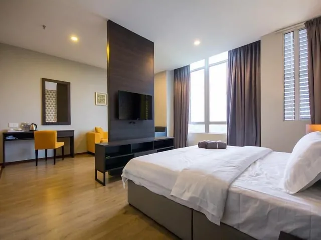 جناح رئاسي بسرير مزدوج بحوض جاكوزي، OMG Hotel 1/4