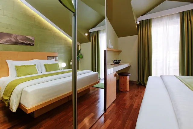 غرفة قياسية بسريرين منفصلين بإطلالة على المسبح بشرفة، Boutique Hotel Bol 1/5