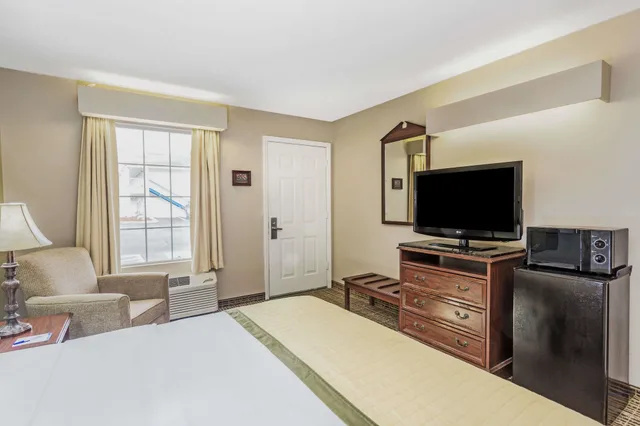 غرفة بسرير كينج، Baymont By Wyndham Valdosta At Valdosta Mall 4/6