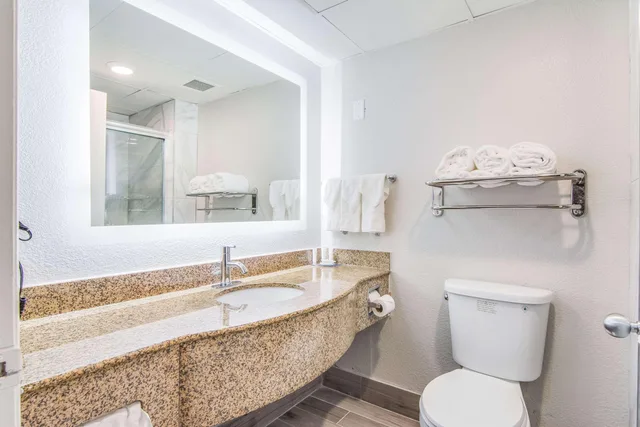 غرفة بسرير مزدوج، Clarion Pointe South Boston Danville East 3/4