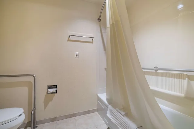 غرفة بسريرين كوين لذوي الإعاقة، Quality Inn & Suites Silverdale Bangor-Keyport 7/9