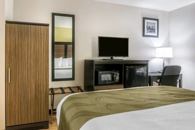Deluxe, King Bed, Motel6 Lancaster, PA 4/7