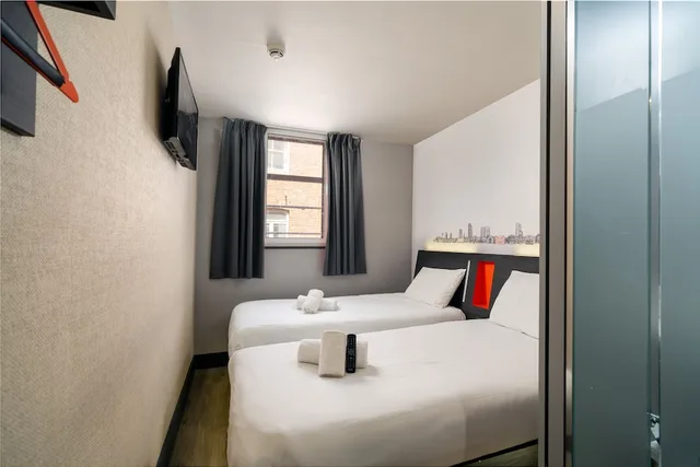 غرفة قياسية بسريرين منفصلين، easyHotel Leeds City Centre 6/10
