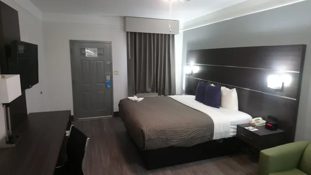 غرفة بسرير كينج، Days Inn & Suites by Wyndham NASA Space Center Houston 1/10